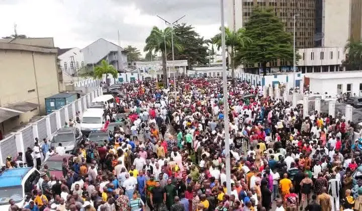 Large crowd awaits Fubara’s appearance at Govt House as gov’s whereabouts remain unknown